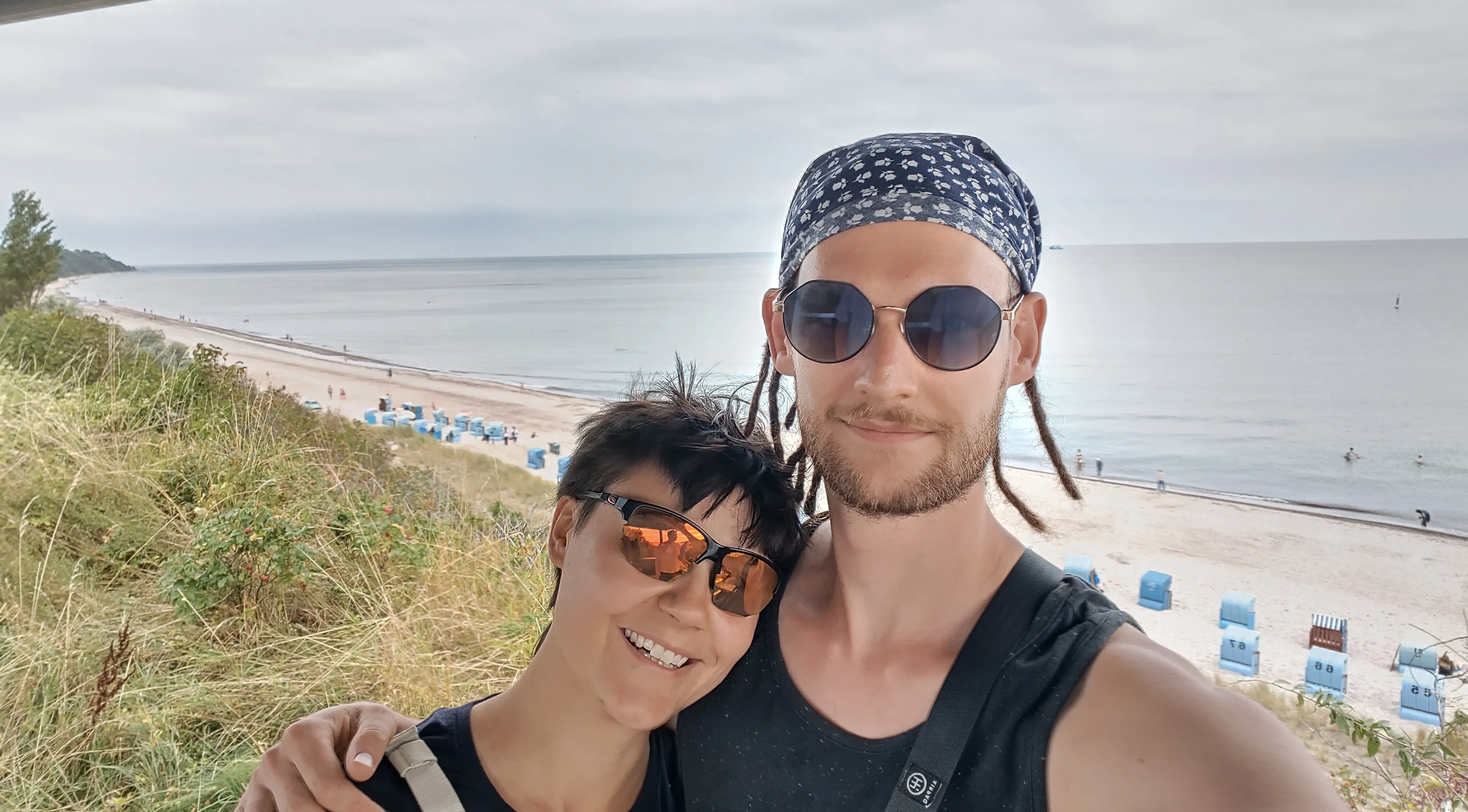 Chiara und Tim vor einem Strand