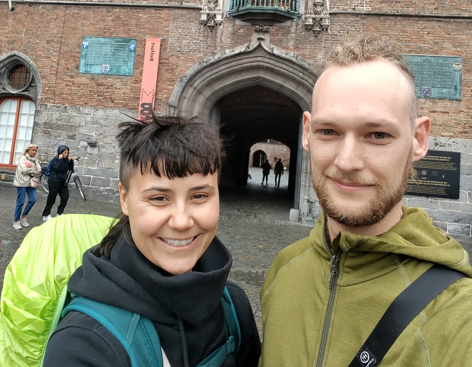 Chiara und Tim vor dem Haupttor des Glockenturms am Marktplatz in Brügge.
