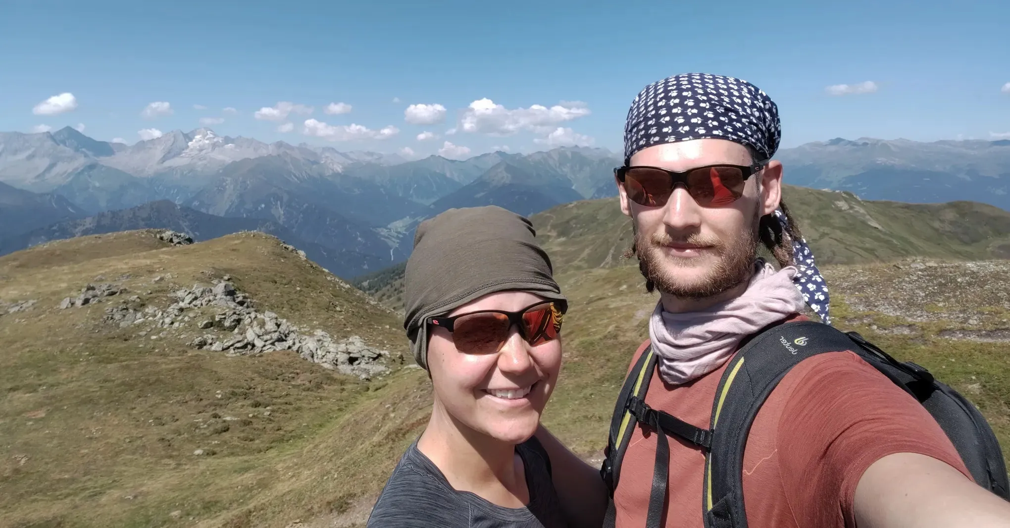 Chiara und Tim in der nähe der Bergeralm mit tollen Bergen im Hintergrund.