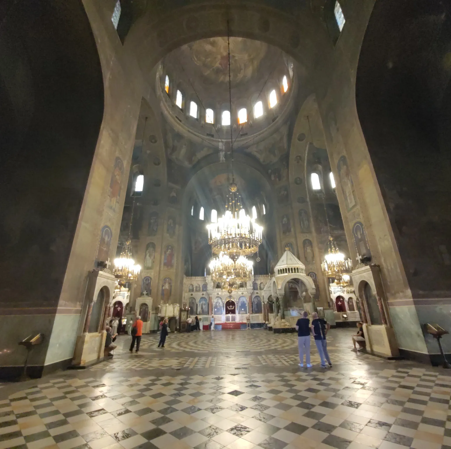 Weitwinkelaufnahme der Alexander-Newski-Kathedrale. Wie große Kirchen halt so aussehen.