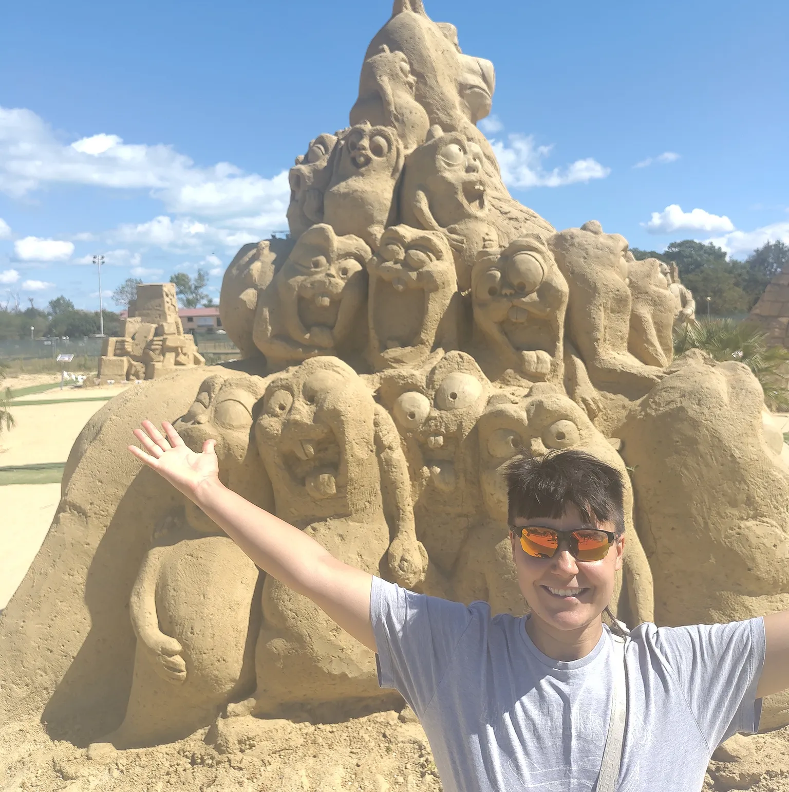 Chiara, vor einer Sandskulptur die ganz viele Lemminge zeigt.