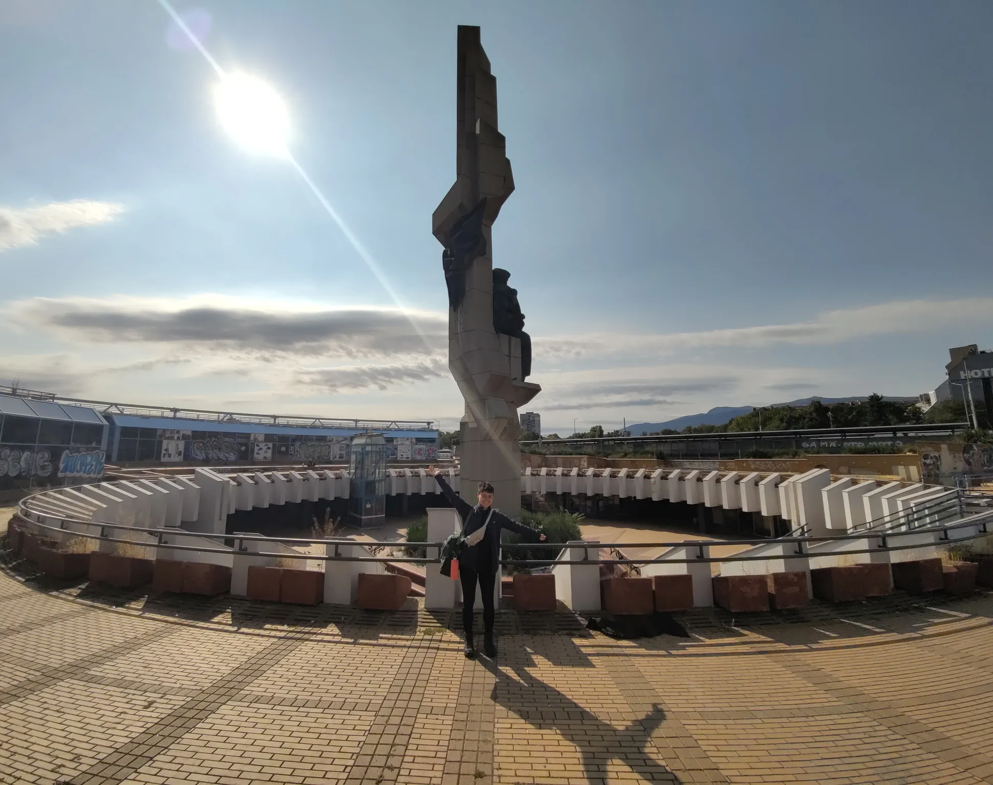 Chiara vor einem alten Soviet Monument.