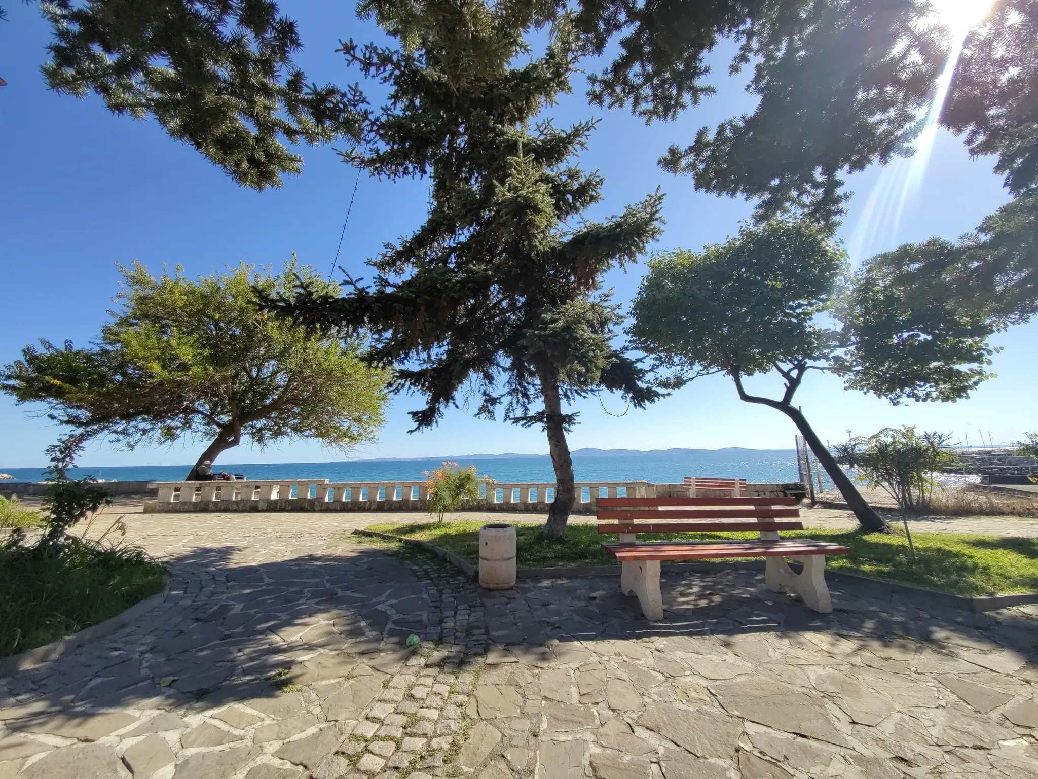 Ausblick vom Rand Pomories auf das Meer.