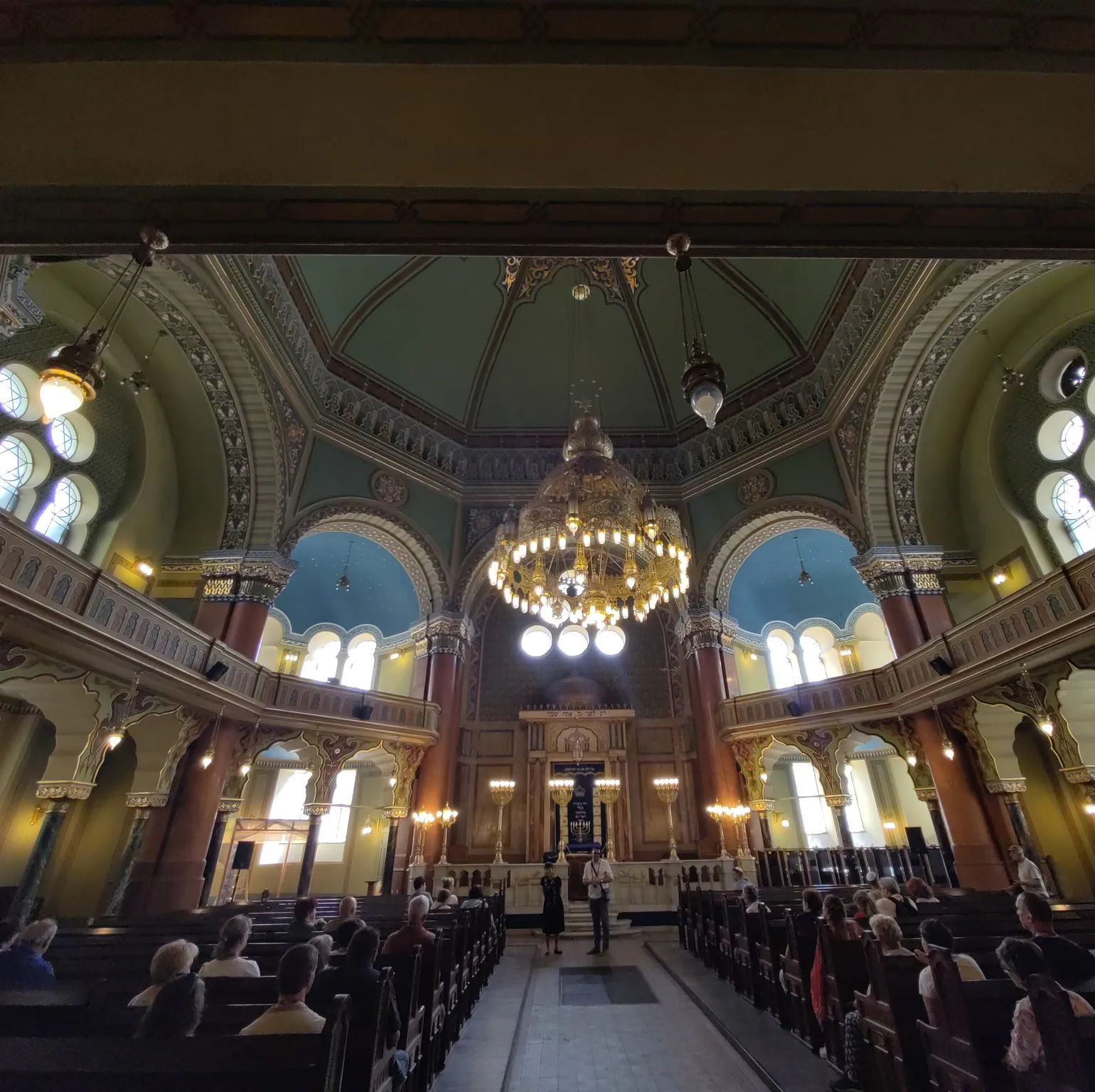 Weitwinkelaufnahme der Synagoge in Sofia. Ein 3 Tonnen Kronleuchter schmückt die Mitte.