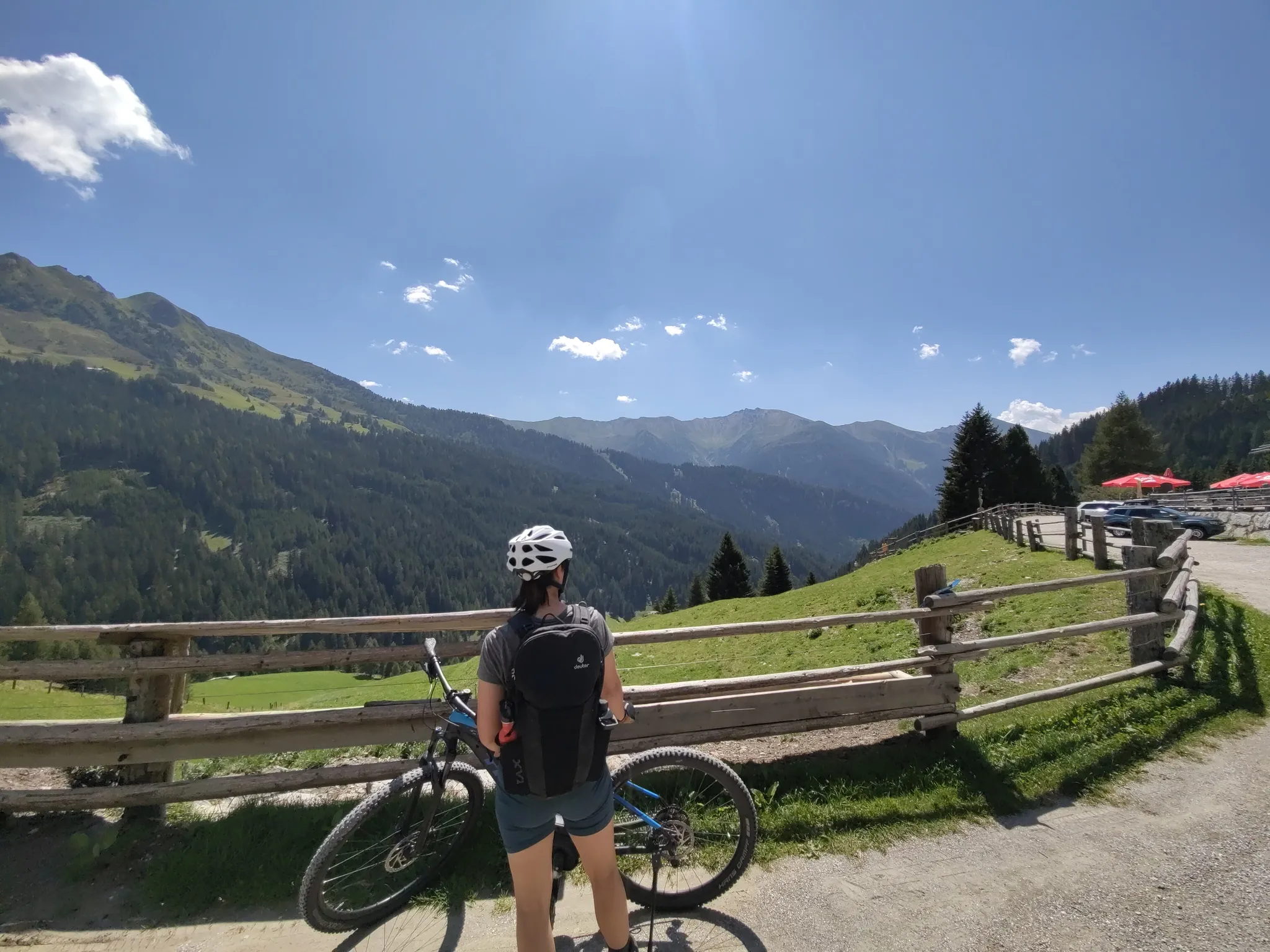 Chiara neben ihrem E-Bike guckt das Tal hinunter.