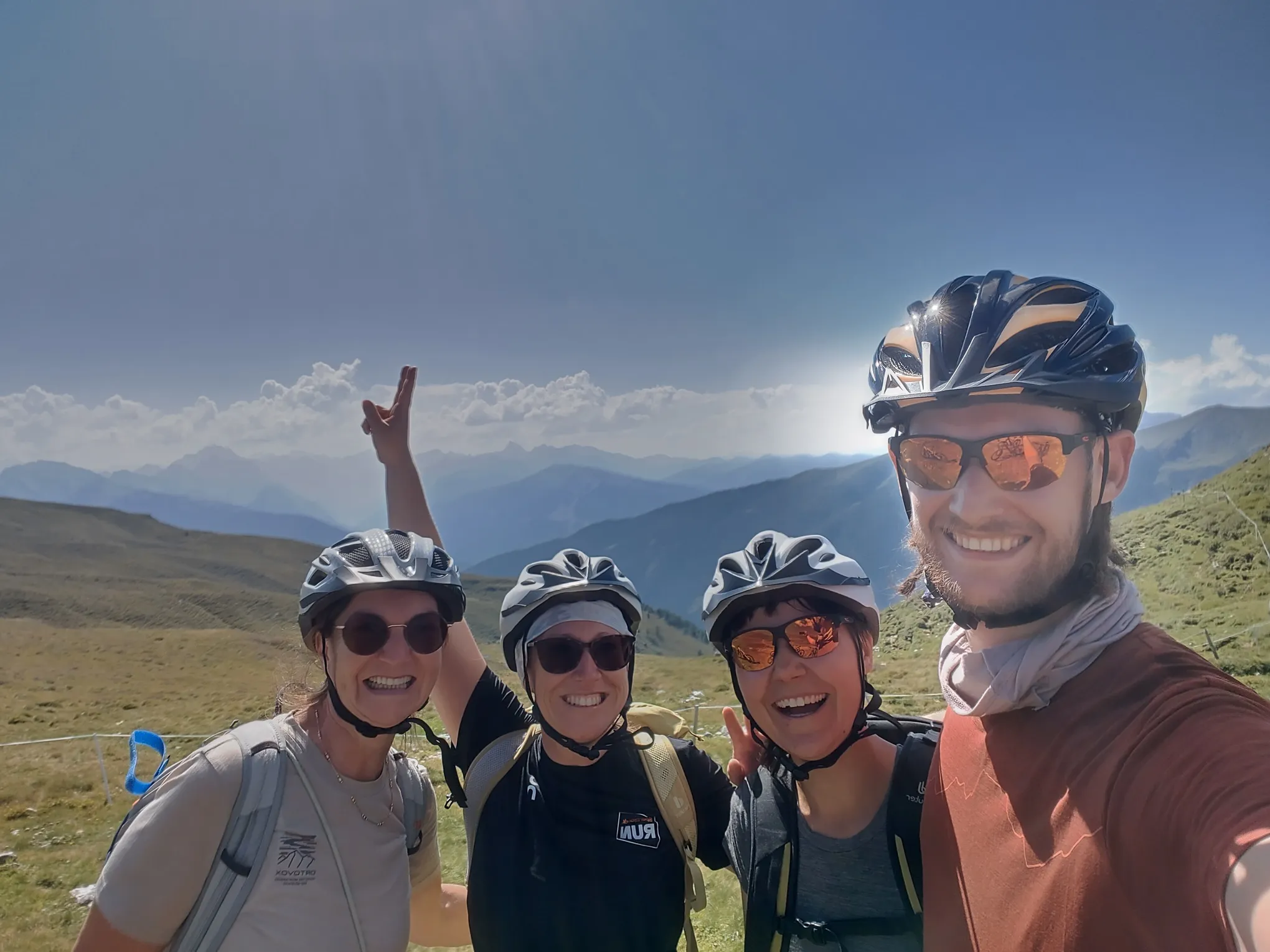 Gruppenfoto von Karin, Franzi, Chiara und Tim am höchsten Punkt der Tour.