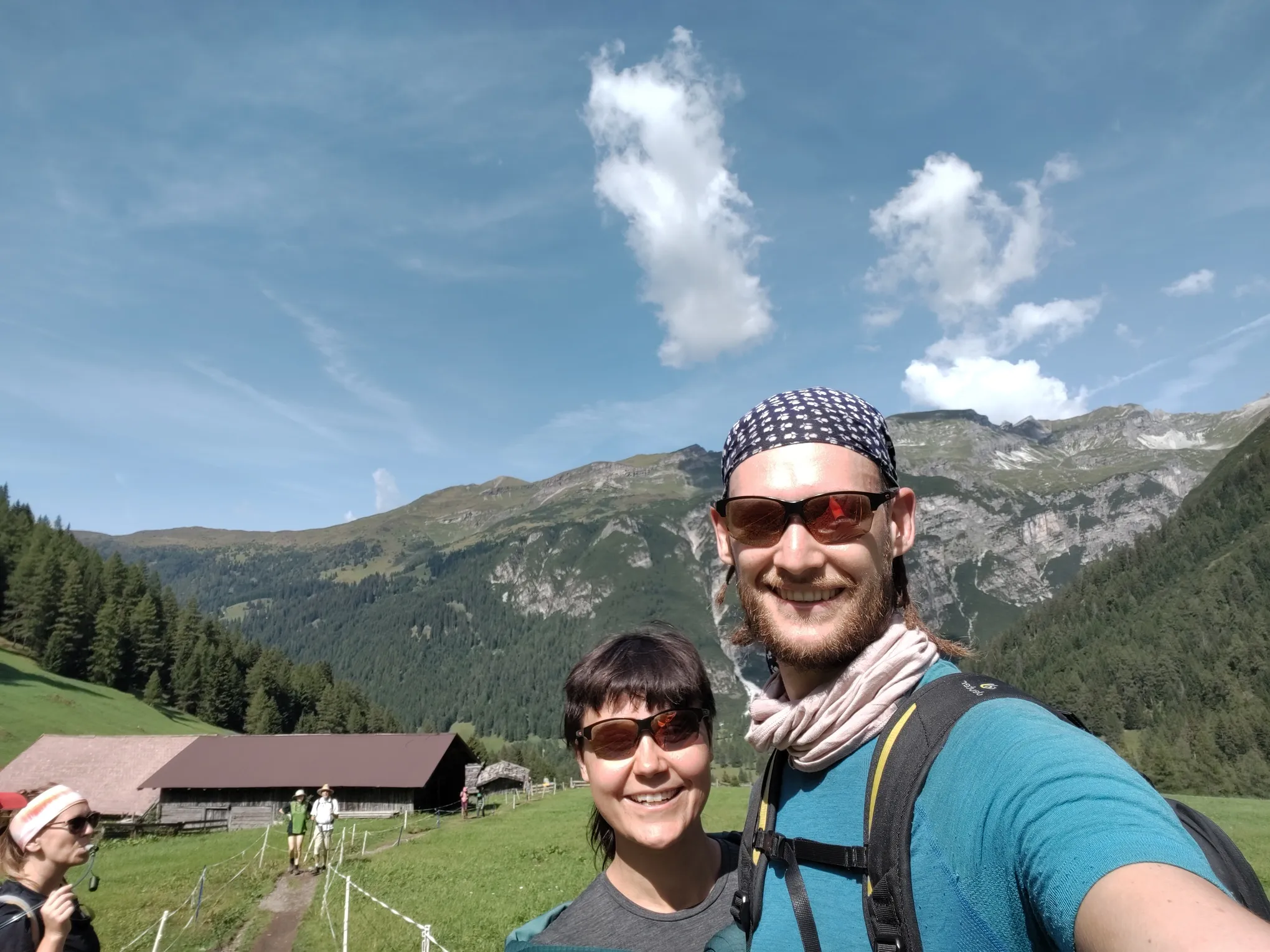Chiara und Tim vor einer Gebirgskette.