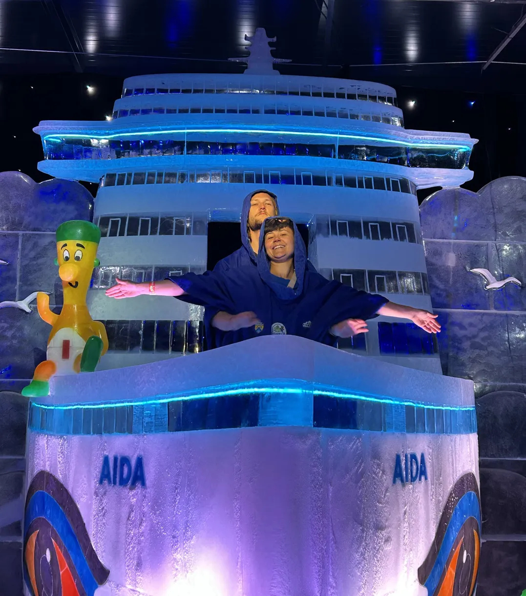 Chiara und Tim stehen auf einem kleinen AIDA Bug aus Eis und spielen diese eine Szene aus Titanic nach.