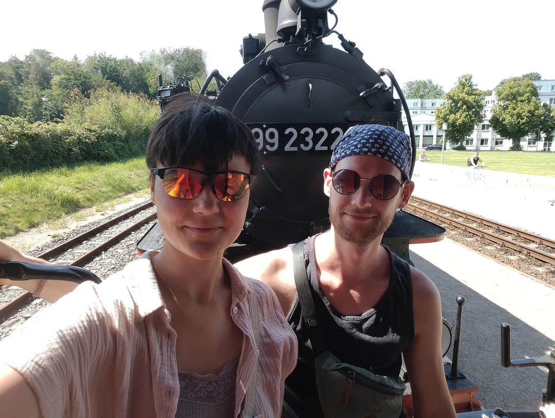 Chiara und Tim stehen vor der Dampflok Molly.