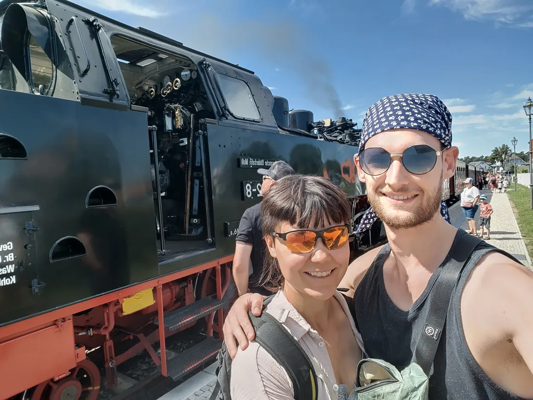 Chiara und Tim stehen neben der Dampflok Molly.