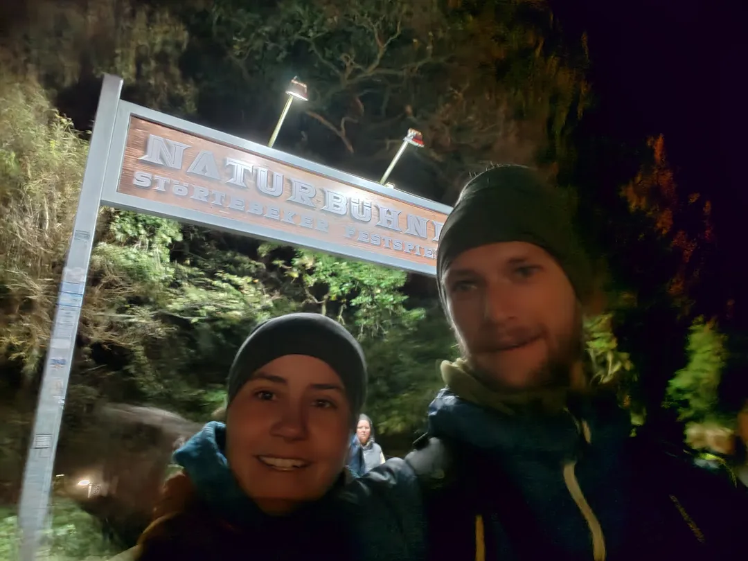Chiara sizt in einem riesigen Maisbad.