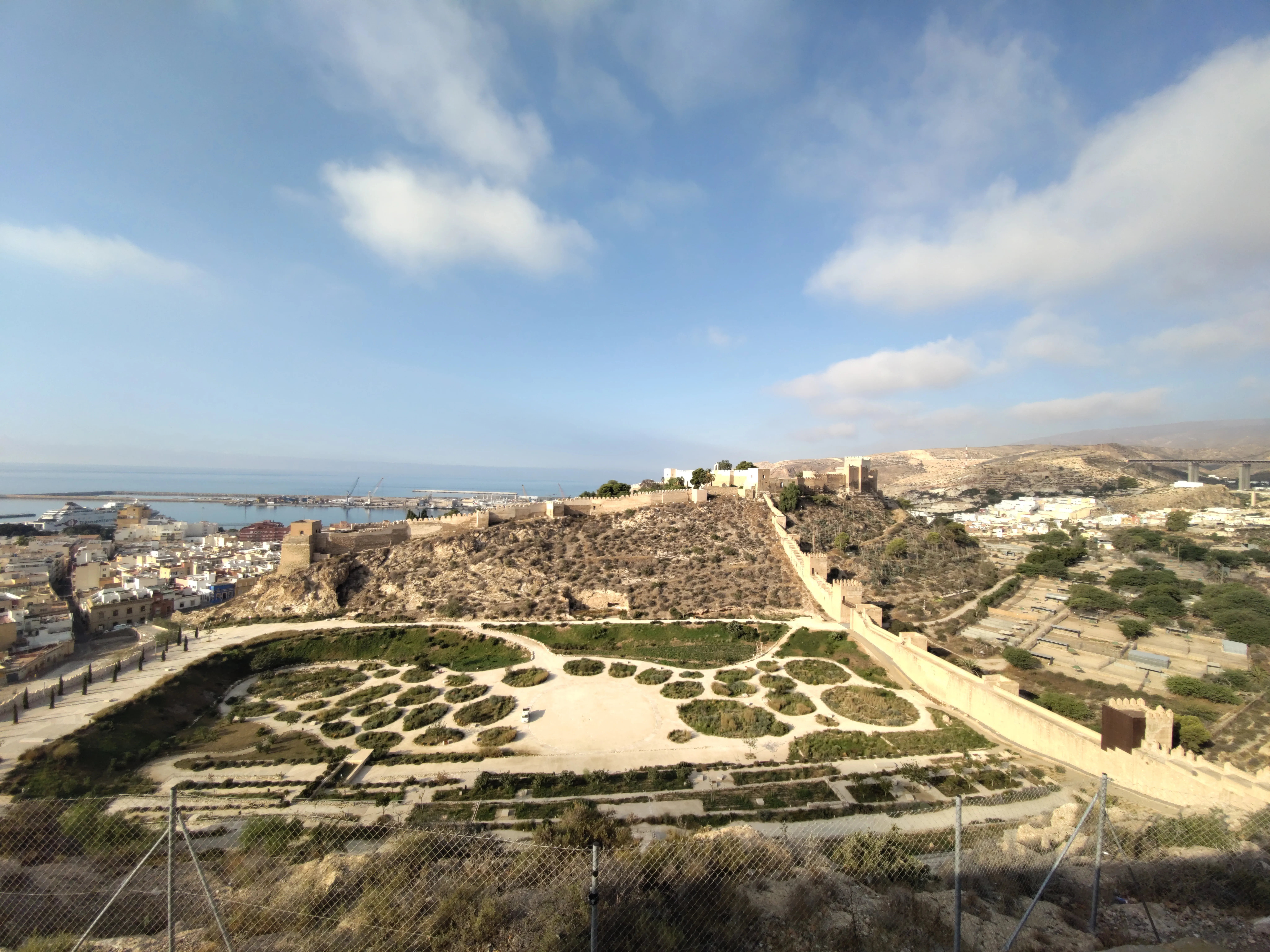 Blick auf das Alcazaba de Almería. Im mini Tal dazwischen wurde ein kleiner Park angelegt. Man sieht, wie die Mauer bis hinüber zum Palast gebaut ist.