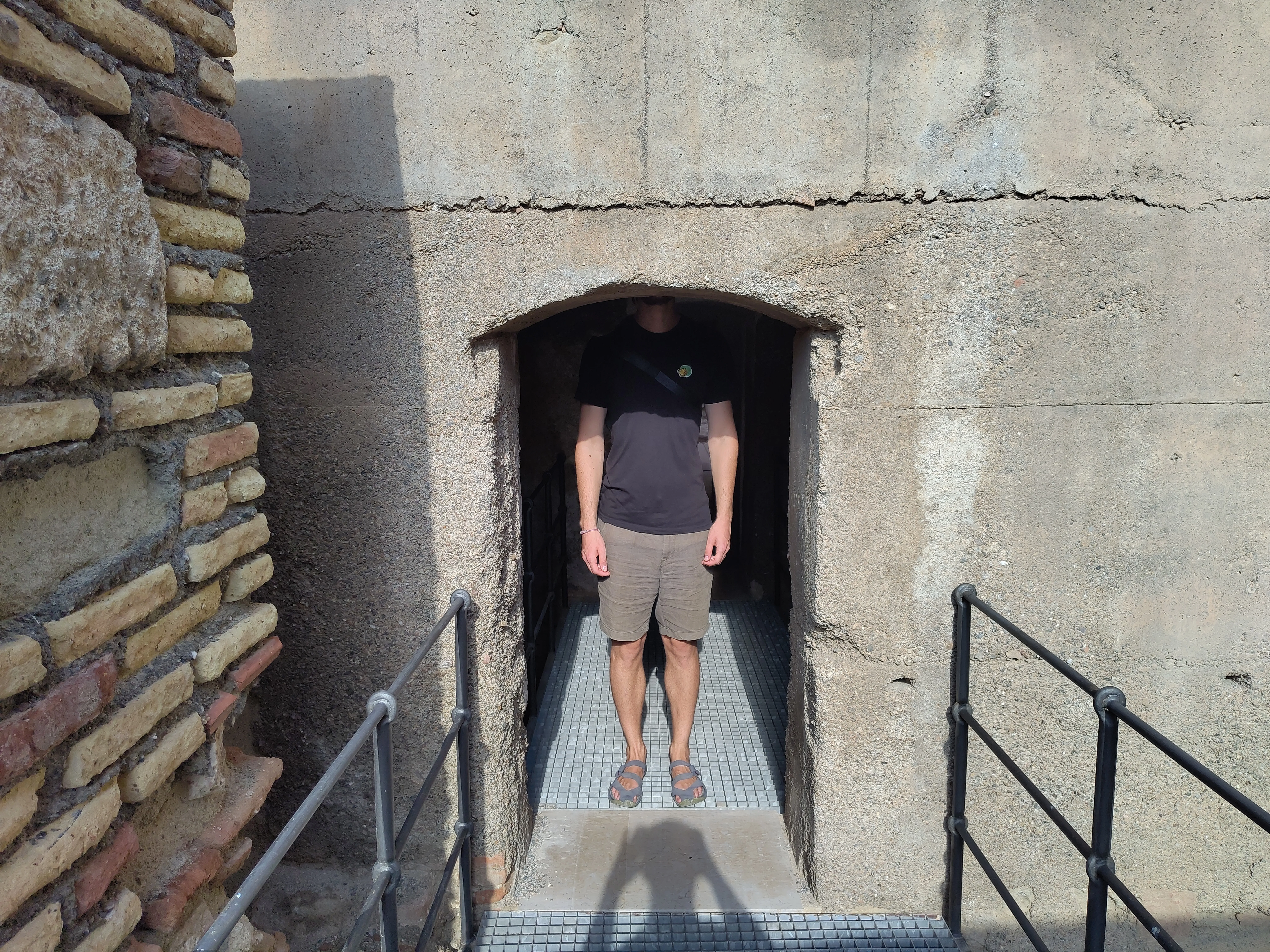 Tim steht vor einer Mauer und guckt total gestellt in die Ferne.