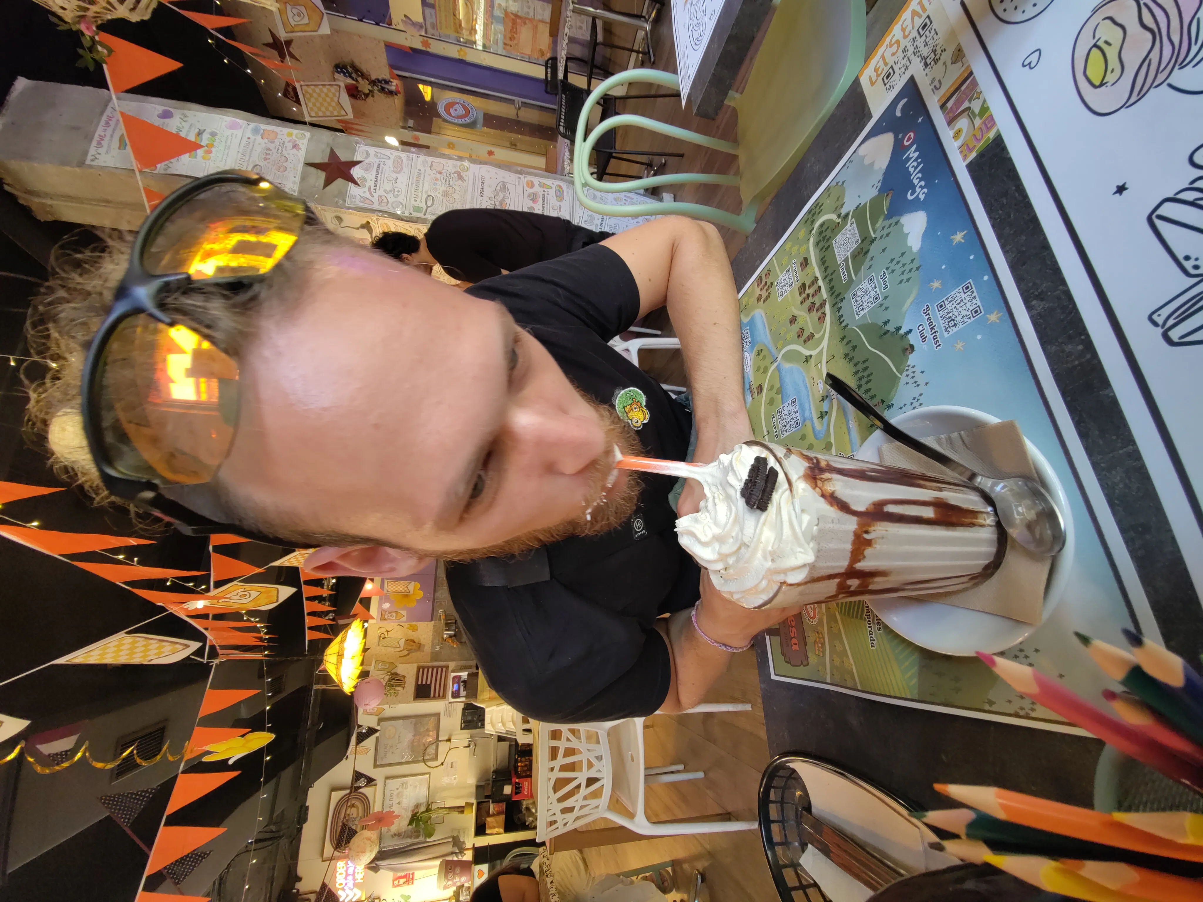 Tim vergräbt sein Gesicht in einem Milchshake.