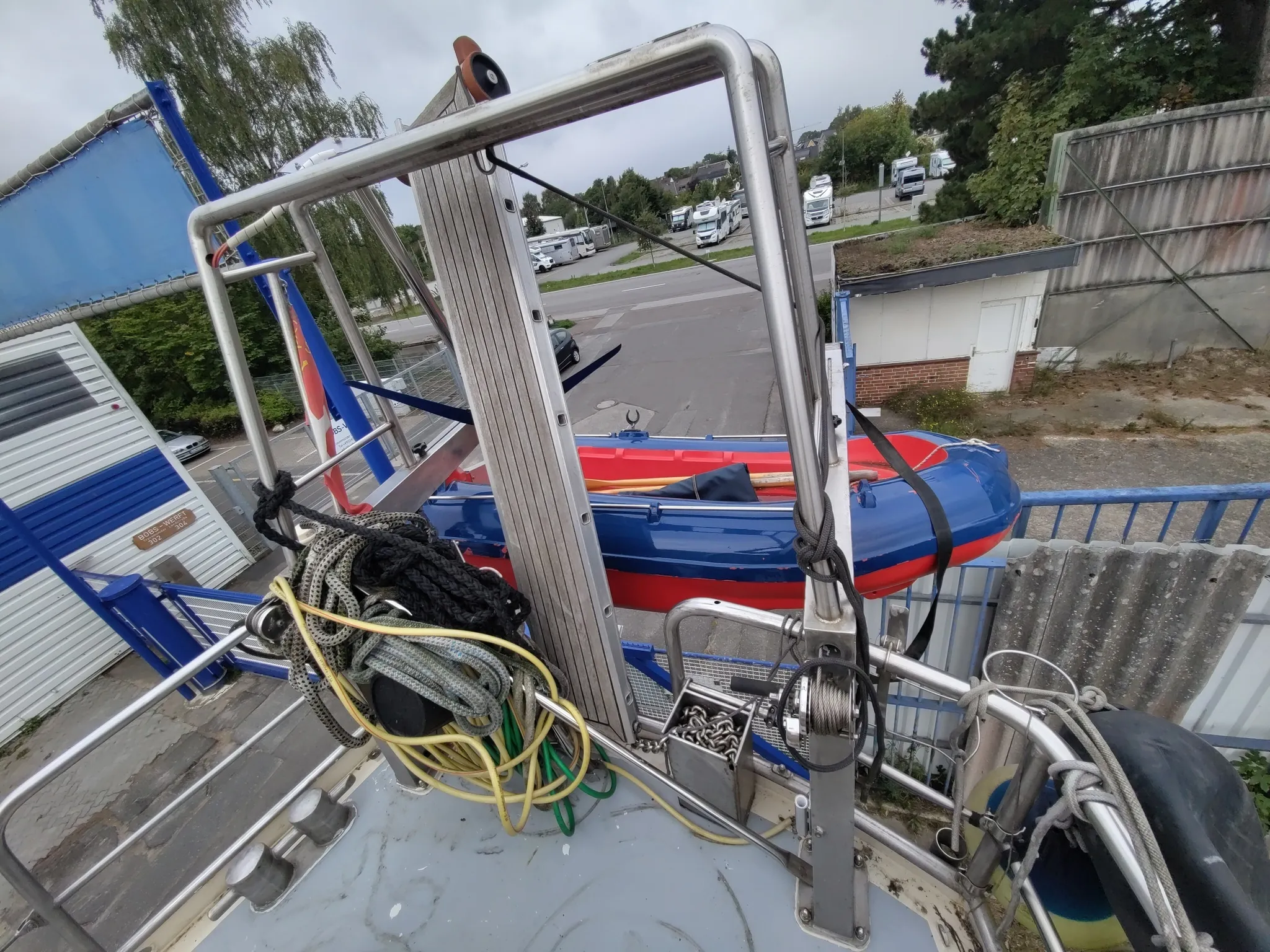 Ein Plastik Beiboot hängt an den Davits. Die sind super massiv gebaut. Genauso wie der Geräteträger.
