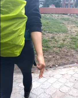Chiara läuft auf Tim mit gezogenem Finger zu.